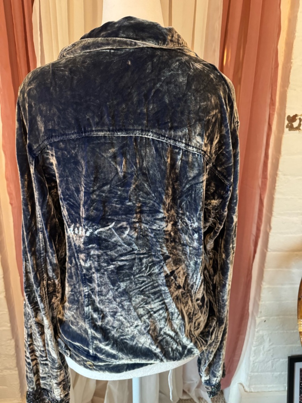 Citron Crushed Velvet Button-Front blouse in Navy - Picture 4 of 6